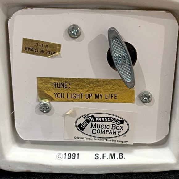 San Francisco Music Box Co. Ceramic Cat Figurine with Pink Bow Music Box - Picture 8 of 13